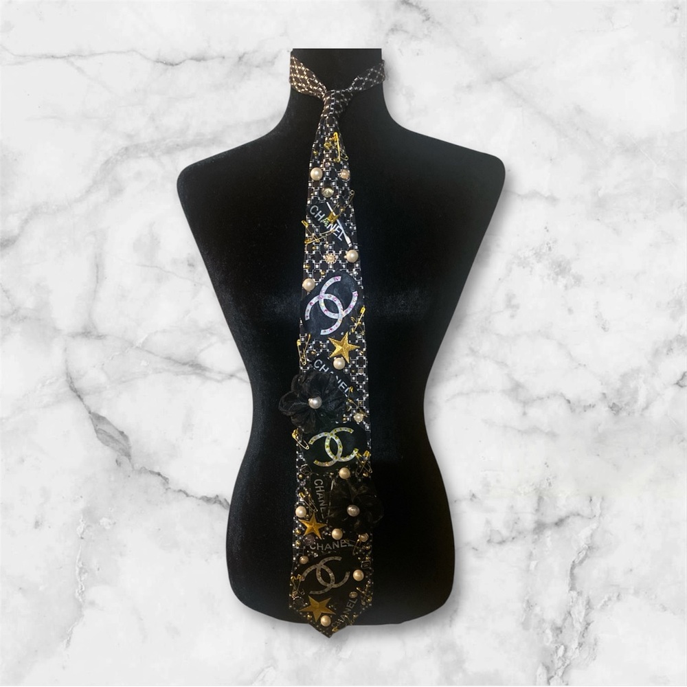 C inspired Women's Black and Gold Tie